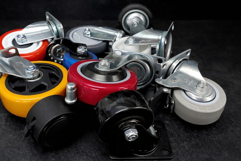 ลูกล้อหลายประเภทสำหรับงานอุตสาหกรรม วางรวมกันบนพื้นสีเข้ม