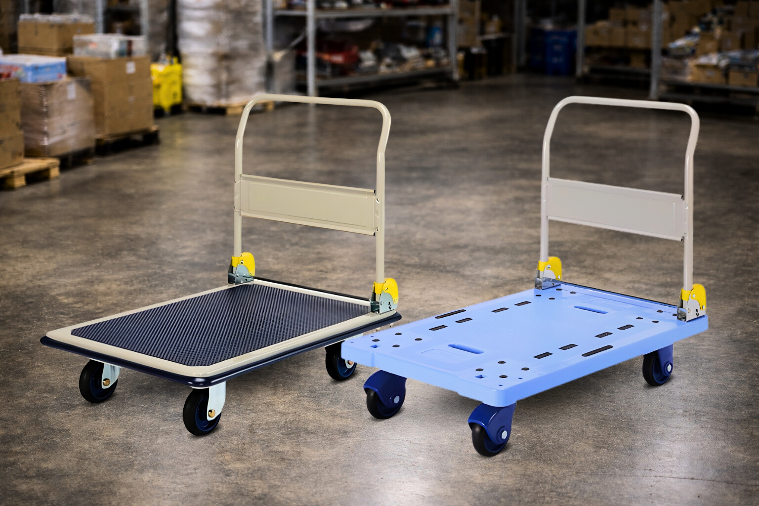 รถเข็นขนของพื้นเหล็กและพื้นพลาสติกวางบนพื้นโกดังอุตสาหกรรม สำหรับบทความเปรียบเทียบการเลือกใช้งาน
