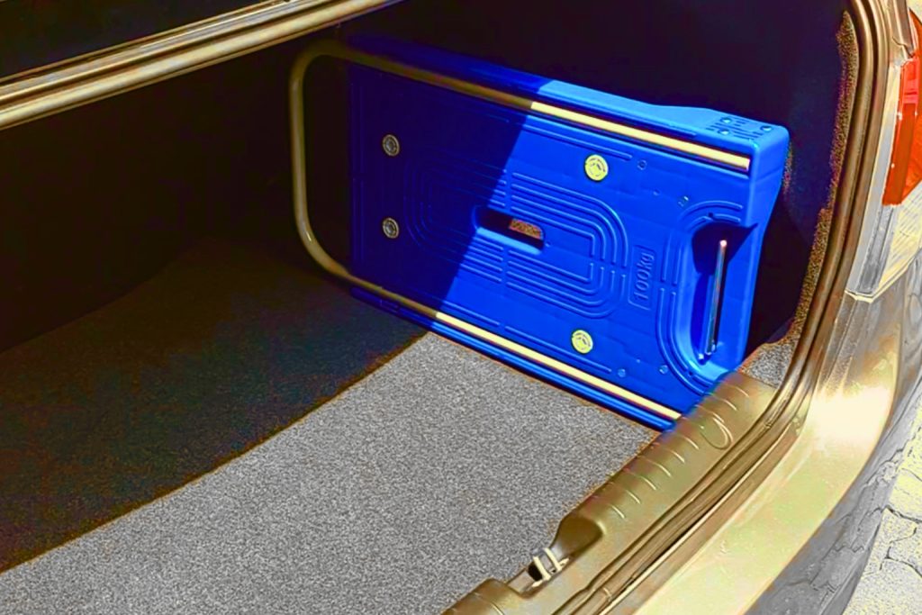 รถเข็นพับได้พื้นพลาสติกสีน้ำเงิน พับราบจัดเก็บในท้ายรถยนต์ เพื่อความสะดวกในการเคลื่อนย้าย รถเข็นพับได้สำหรับพกท้ายรถ ใช้งานนอกสถานที่