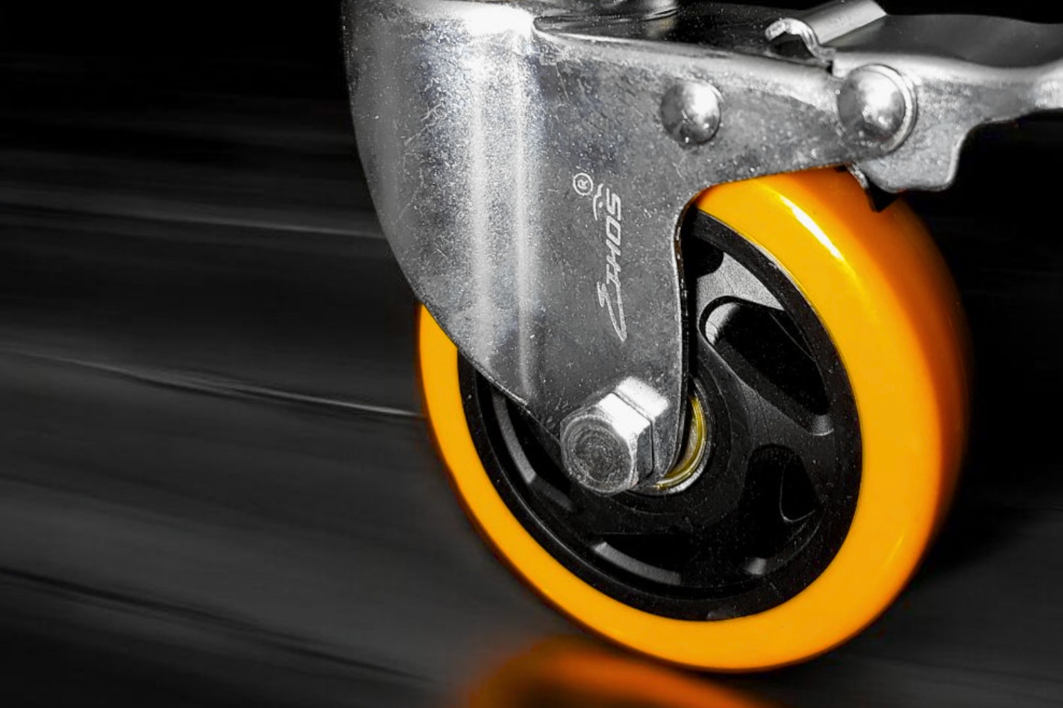 ล้อยูรีเทนสีส้มคุณภาพสูงติดตั้งกับรถเข็นอุตสาหกรรม แสดงให้เห็นความทนทาน