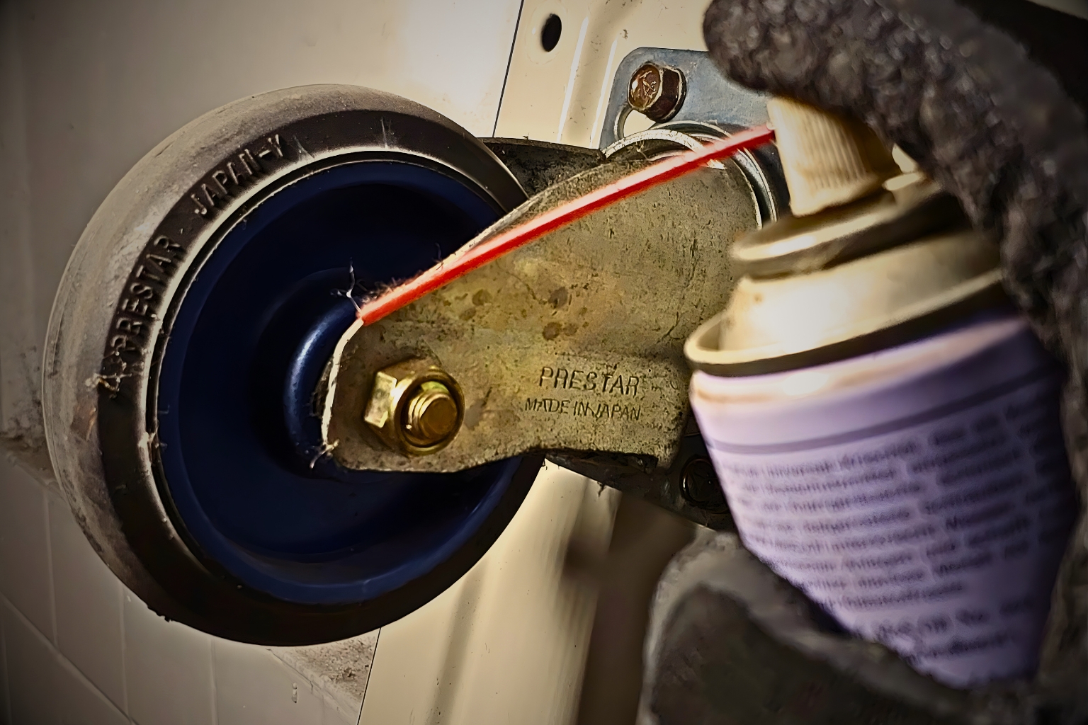 การฉีดน้ำมันหล่อลื่นที่ตลับลูกปืนของ ลูกล้อรถเข็น เพื่อแก้ไขปัญหาเสียงดังและเพิ่มความลื่นไหลในการใช้งาน