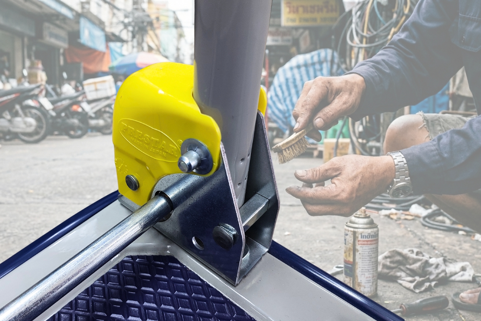 จุดพับรถเข็นพับได้ในสภาพใกล้ชิด แสดงรายละเอียดการดูแลรักษา